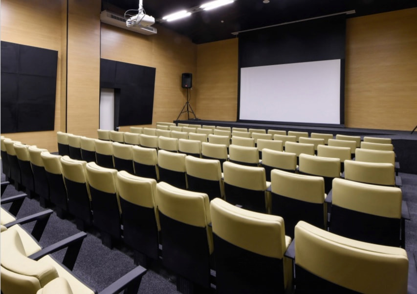 Saiba onde comprar poltronas para auditório com assento rebatível