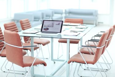 Soluções em móveis para áreas de treinamento empresarial