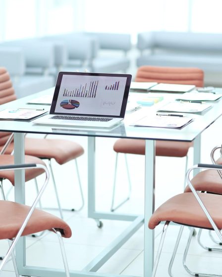 Soluções em móveis para áreas de treinamento empresarial